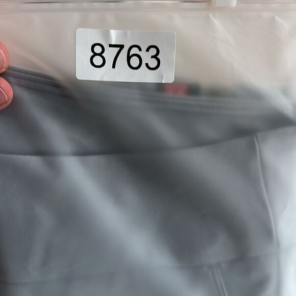 NWT Under Armour Women’s Gray Heat Gear Fitted 9” Athletic Shorts - Size Medium - Picture 5 of 5